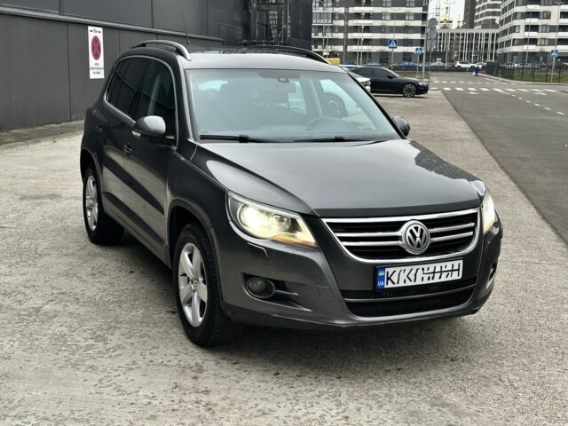 Сірий Фольксваген Тігуан, об'ємом двигуна 2 л та пробігом 262 тис. км за 10800 $, фото 1 на Automoto.ua