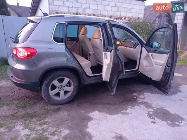 Серый Фольксваген Тигуан, объемом двигателя 2 л и пробегом 280 тыс. км за 9200 $, фото 1 на Automoto.ua