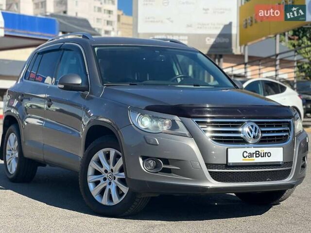 Серый Фольксваген Тигуан, объемом двигателя 2 л и пробегом 201 тыс. км за 11400 $, фото 1 на Automoto.ua