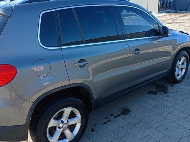 Серый Фольксваген Тигуан, объемом двигателя 2 л и пробегом 252 тыс. км за 11700 $, фото 1 на Automoto.ua