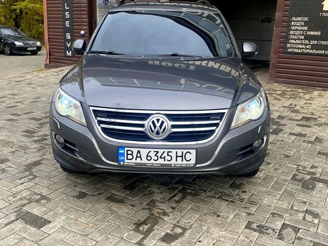 Сірий Фольксваген Тігуан, об'ємом двигуна 2 л та пробігом 165 тис. км за 10000 $, фото 1 на Automoto.ua