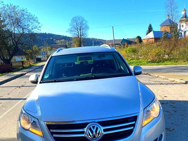 Серый Фольксваген Тигуан, объемом двигателя 2 л и пробегом 300 тыс. км за 12200 $, фото 1 на Automoto.ua