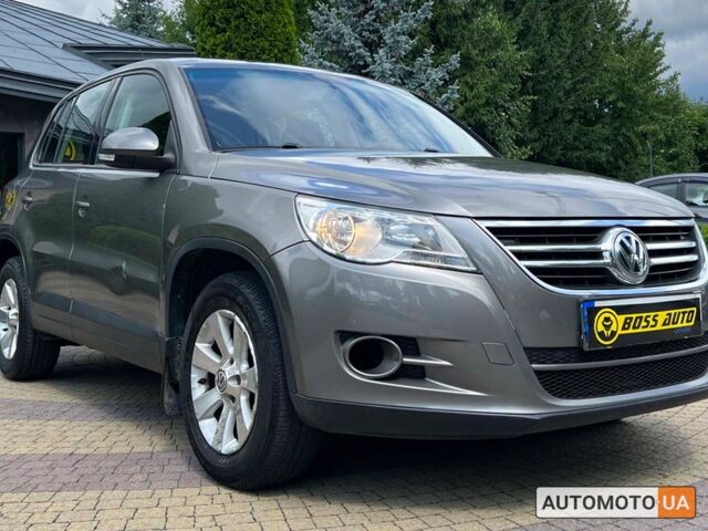 Сірий Фольксваген Тігуан, об'ємом двигуна 2 л та пробігом 265 тис. км за 10500 $, фото 1 на Automoto.ua