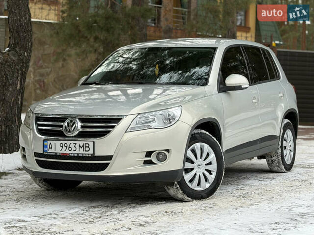 Серый Фольксваген Тигуан, объемом двигателя 2 л и пробегом 237 тыс. км за 11900 $, фото 1 на Automoto.ua