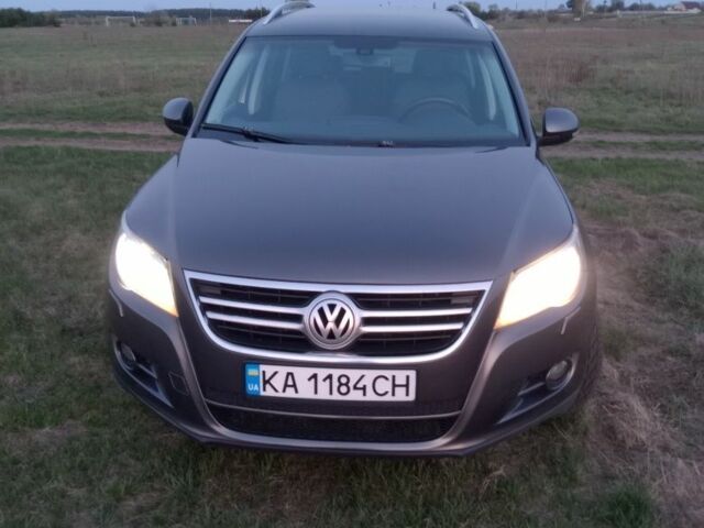 Серый Фольксваген Тигуан, объемом двигателя 2 л и пробегом 243 тыс. км за 9999 $, фото 1 на Automoto.ua