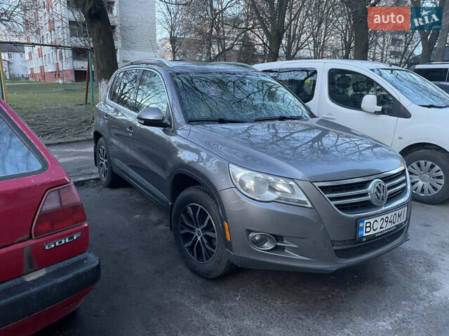 Серый Фольксваген Тигуан, объемом двигателя 2 л и пробегом 280 тыс. км за 10000 $, фото 1 на Automoto.ua