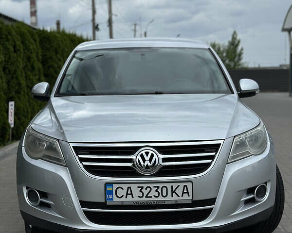 Серый Фольксваген Тигуан, объемом двигателя 1.98 л и пробегом 251 тыс. км за 9200 $, фото 1 на Automoto.ua