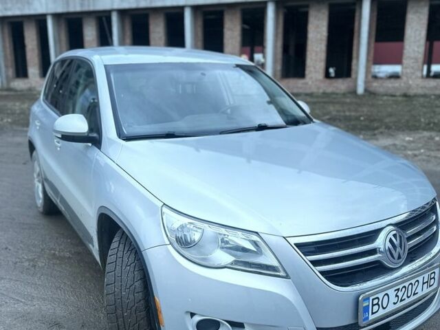 Сірий Фольксваген Тігуан, об'ємом двигуна 2 л та пробігом 300 тис. км за 9000 $, фото 1 на Automoto.ua