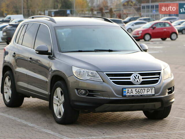 Серый Фольксваген Тигуан, объемом двигателя 2 л и пробегом 219 тыс. км за 12300 $, фото 1 на Automoto.ua