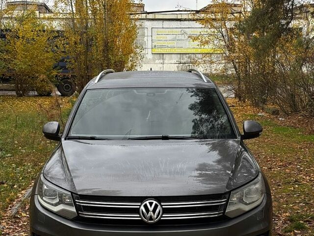 Серый Фольксваген Тигуан, объемом двигателя 2 л и пробегом 242 тыс. км за 9300 $, фото 1 на Automoto.ua