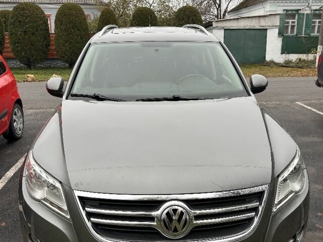 Серый Фольксваген Тигуан, объемом двигателя 2 л и пробегом 194 тыс. км за 10800 $, фото 1 на Automoto.ua