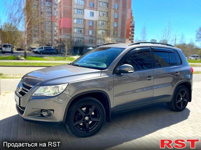 Серый Фольксваген Тигуан, объемом двигателя 2 л и пробегом 223 тыс. км за 12000 $, фото 1 на Automoto.ua