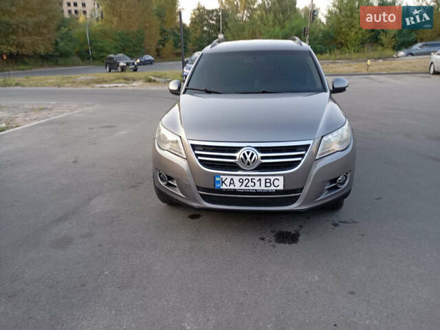 Сірий Фольксваген Тігуан, об'ємом двигуна 2 л та пробігом 298 тис. км за 13000 $, фото 1 на Automoto.ua
