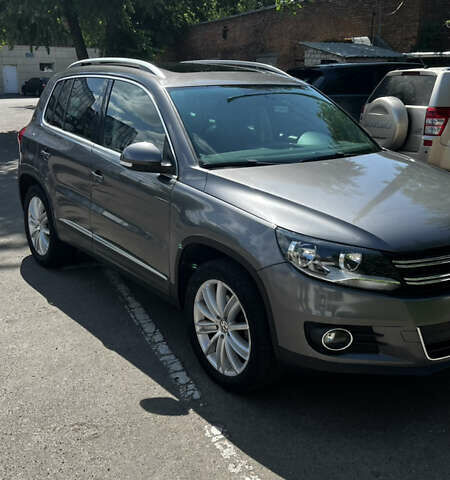 Серый Фольксваген Тигуан, объемом двигателя 1.98 л и пробегом 258 тыс. км за 10500 $, фото 1 на Automoto.ua