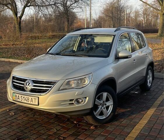 Серый Фольксваген Тигуан, объемом двигателя 2 л и пробегом 183 тыс. км за 10700 $, фото 1 на Automoto.ua