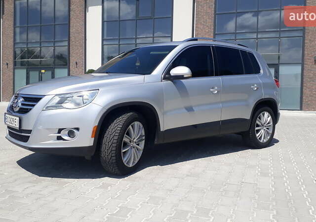 Серый Фольксваген Тигуан, объемом двигателя 1.98 л и пробегом 247 тыс. км за 12500 $, фото 1 на Automoto.ua