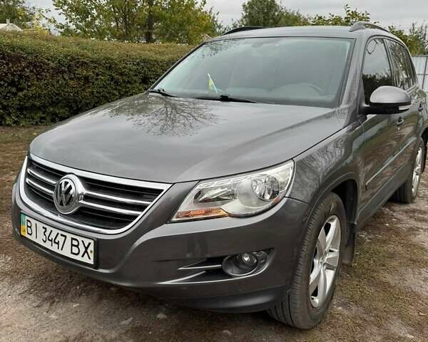 Сірий Фольксваген Тігуан, об'ємом двигуна 2 л та пробігом 117 тис. км за 11000 $, фото 1 на Automoto.ua