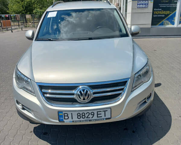 Сірий Фольксваген Тігуан, об'ємом двигуна 2 л та пробігом 999 тис. км за 12000 $, фото 1 на Automoto.ua