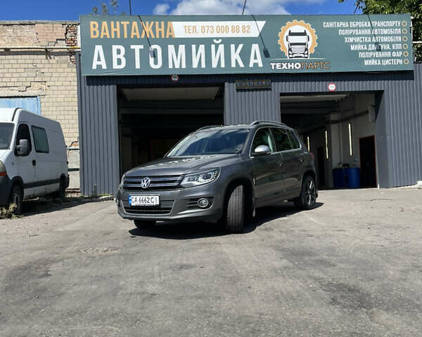 Серый Фольксваген Тигуан, объемом двигателя 1.97 л и пробегом 300 тыс. км за 12500 $, фото 1 на Automoto.ua