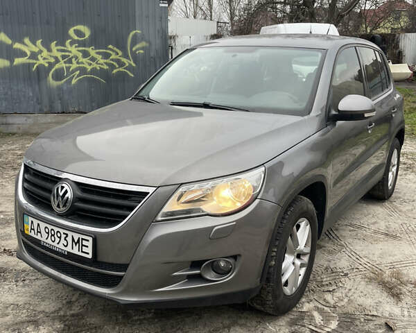 Сірий Фольксваген Тігуан, об'ємом двигуна 2 л та пробігом 120 тис. км за 12500 $, фото 1 на Automoto.ua