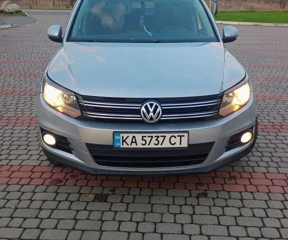 Серый Фольксваген Тигуан, объемом двигателя 2 л и пробегом 193 тыс. км за 10500 $, фото 1 на Automoto.ua