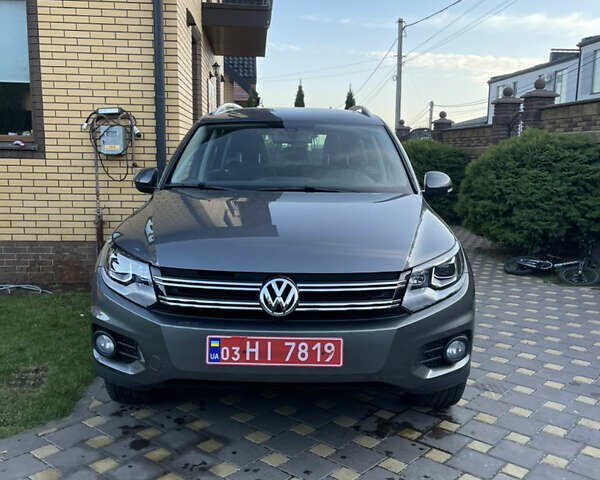 Сірий Фольксваген Тігуан, об'ємом двигуна 2 л та пробігом 205 тис. км за 10800 $, фото 1 на Automoto.ua
