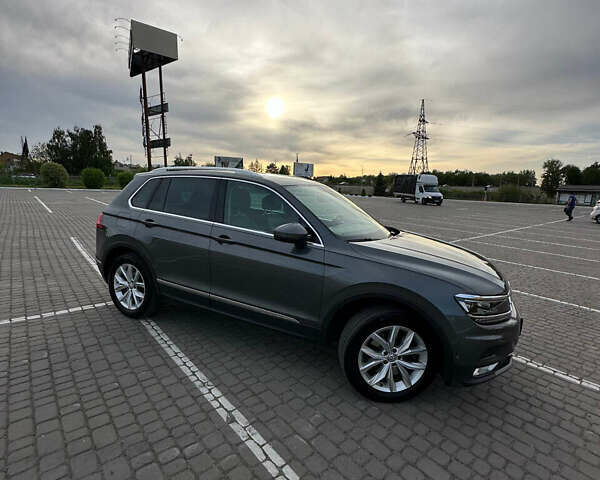 Серый Фольксваген Тигуан, объемом двигателя 2 л и пробегом 245 тыс. км за 26999 $, фото 1 на Automoto.ua