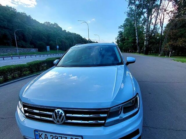 Серый Фольксваген Тигуан, объемом двигателя 2 л и пробегом 160 тыс. км за 24000 $, фото 1 на Automoto.ua