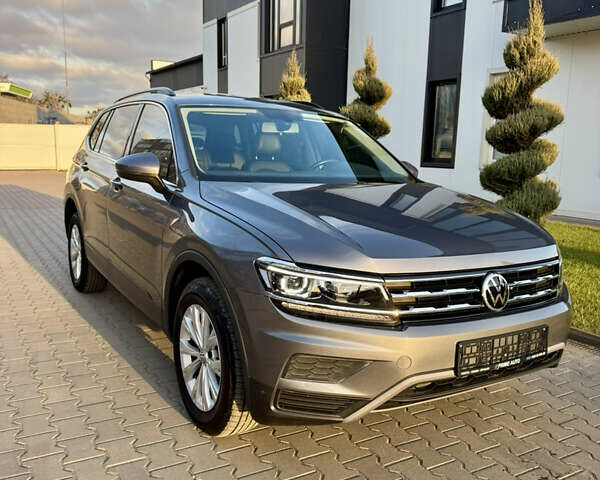 Серый Фольксваген Тигуан, объемом двигателя 2 л и пробегом 104 тыс. км за 20300 $, фото 1 на Automoto.ua