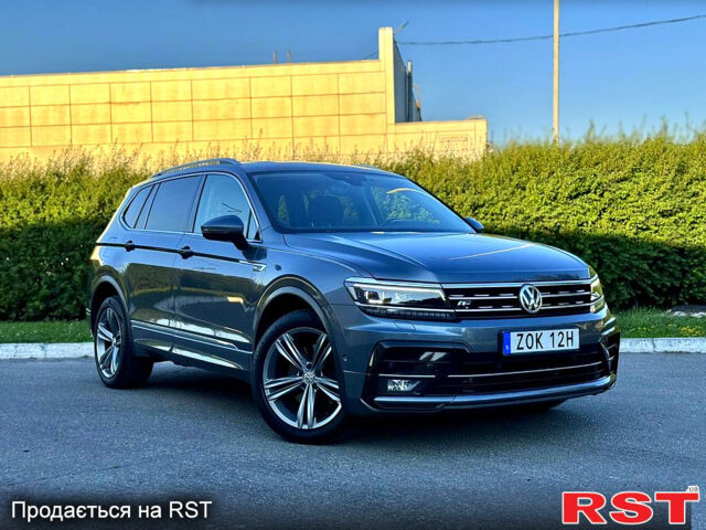 Серый Фольксваген Тигуан, объемом двигателя 2 л и пробегом 237 тыс. км за 28950 $, фото 1 на Automoto.ua