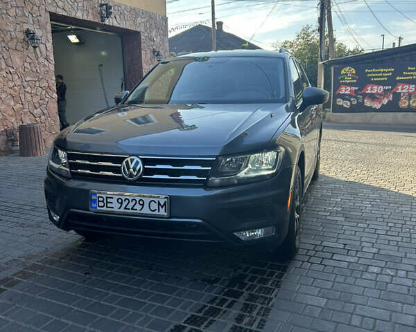 Сірий Фольксваген Тігуан, об'ємом двигуна 1.98 л та пробігом 68 тис. км за 17000 $, фото 1 на Automoto.ua