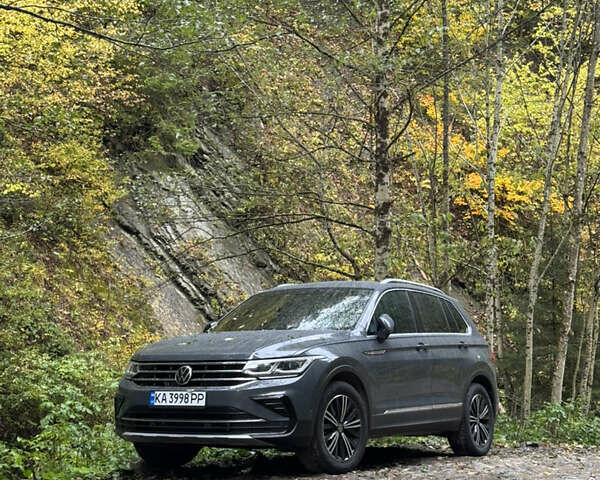 Серый Фольксваген Тигуан, объемом двигателя 1.97 л и пробегом 30 тыс. км за 35000 $, фото 1 на Automoto.ua