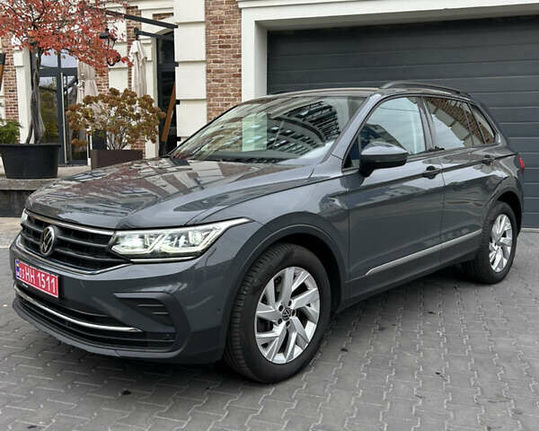 Серый Фольксваген Тигуан, объемом двигателя 2 л и пробегом 194 тыс. км за 31500 $, фото 1 на Automoto.ua