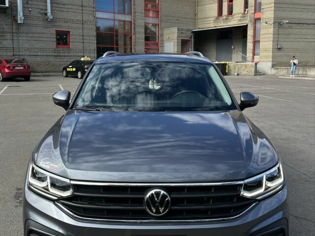 Серый Фольксваген Тигуан, объемом двигателя 2 л и пробегом 15 тыс. км за 22500 $, фото 1 на Automoto.ua