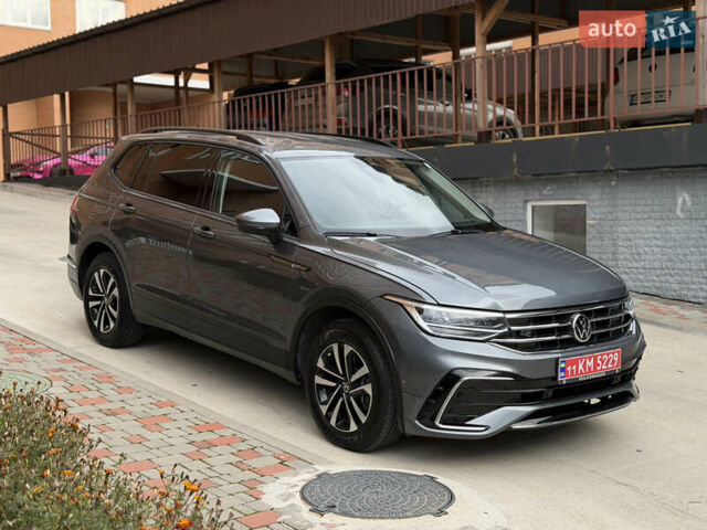 Серый Фольксваген Тигуан, объемом двигателя 1.97 л и пробегом 27 тыс. км за 23999 $, фото 1 на Automoto.ua