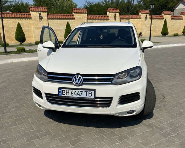 Белый Фольксваген Туарег, объемом двигателя 2.97 л и пробегом 259 тыс. км за 23000 $, фото 1 на Automoto.ua