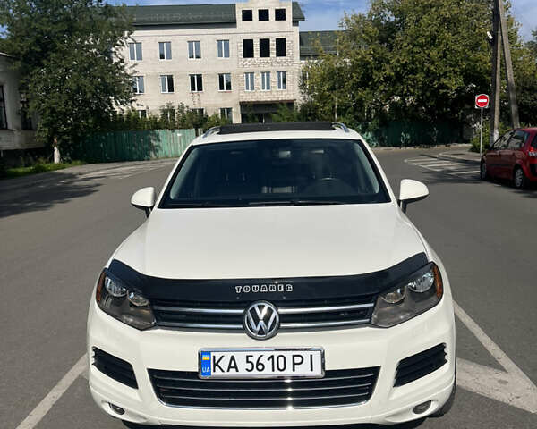 Белый Фольксваген Туарег, объемом двигателя 2.97 л и пробегом 278 тыс. км за 17000 $, фото 1 на Automoto.ua