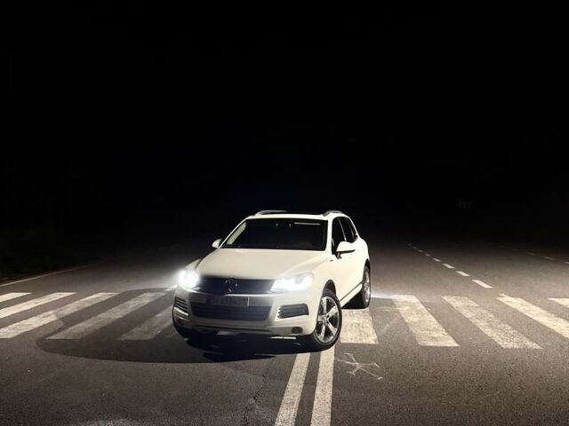 Белый Фольксваген Туарег, объемом двигателя 3 л и пробегом 210 тыс. км за 16000 $, фото 1 на Automoto.ua