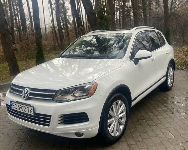 Белый Фольксваген Туарег, объемом двигателя 3 л и пробегом 176 тыс. км за 20000 $, фото 1 на Automoto.ua