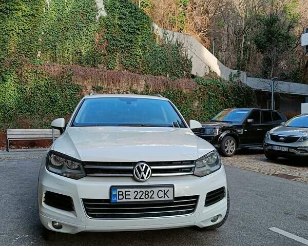 Білий Фольксваген Туарег, об'ємом двигуна 2.97 л та пробігом 209 тис. км за 18300 $, фото 1 на Automoto.ua