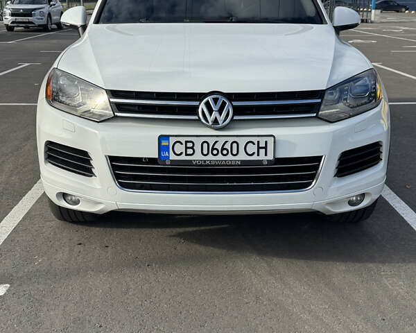 Белый Фольксваген Туарег, объемом двигателя 3 л и пробегом 175 тыс. км за 17500 $, фото 1 на Automoto.ua