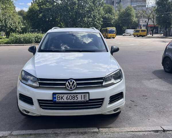 Білий Фольксваген Туарег, об'ємом двигуна 2.97 л та пробігом 264 тис. км за 19000 $, фото 1 на Automoto.ua