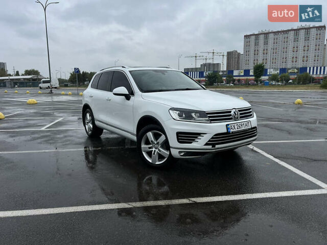 Белый Фольксваген Туарег, объемом двигателя 3 л и пробегом 204 тыс. км за 16800 $, фото 1 на Automoto.ua