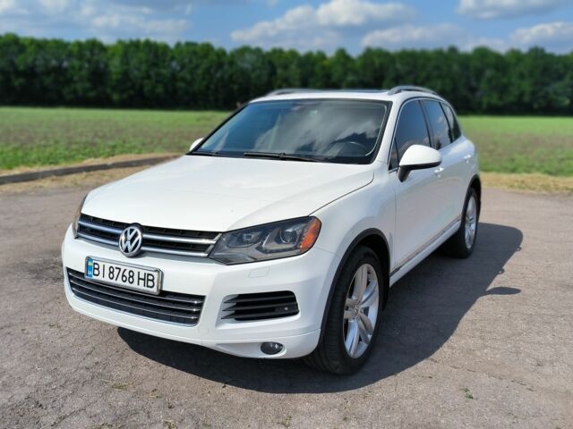 Белый Фольксваген Туарег, объемом двигателя 3 л и пробегом 382 тыс. км за 17000 $, фото 1 на Automoto.ua