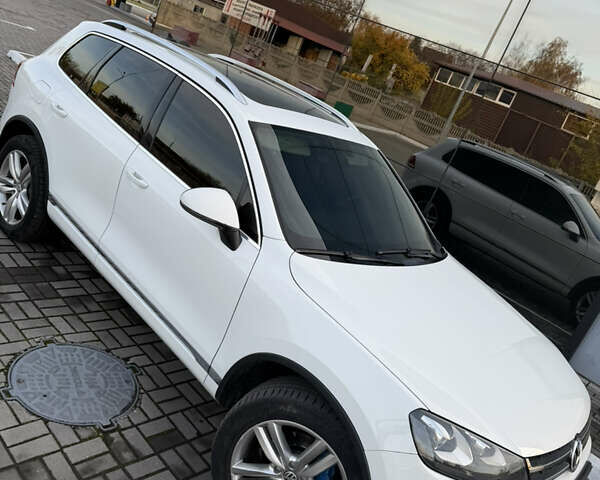 Білий Фольксваген Туарег, об'ємом двигуна 2.97 л та пробігом 265 тис. км за 17500 $, фото 1 на Automoto.ua