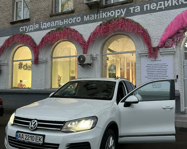Белый Фольксваген Туарег, объемом двигателя 3 л и пробегом 215 тыс. км за 16700 $, фото 1 на Automoto.ua