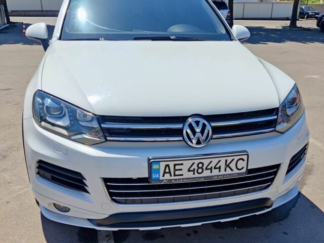 Белый Фольксваген Туарег, объемом двигателя 3 л и пробегом 207 тыс. км за 17000 $, фото 1 на Automoto.ua