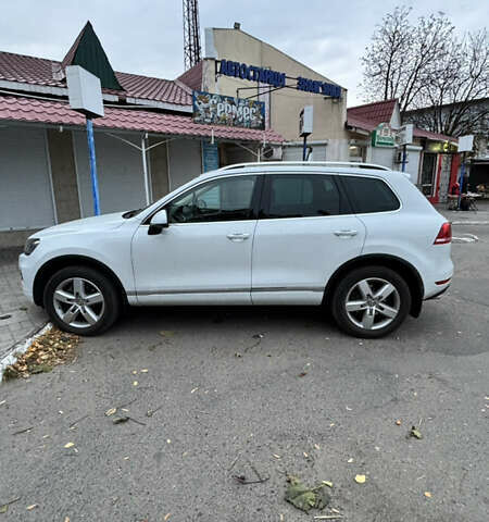 Белый Фольксваген Туарег, объемом двигателя 2.97 л и пробегом 182 тыс. км за 25000 $, фото 1 на Automoto.ua