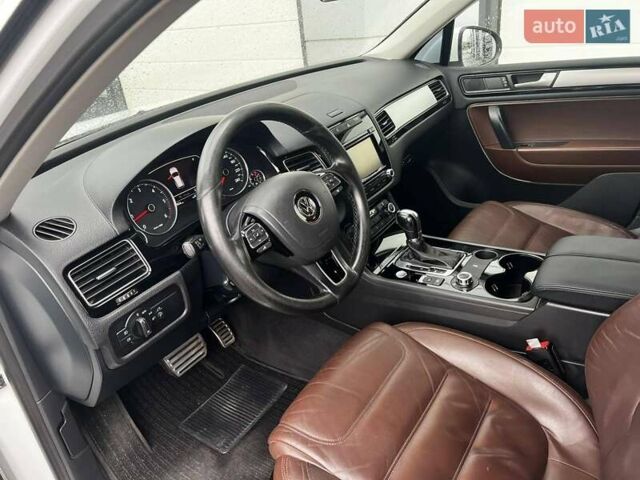 Белый Фольксваген Туарег, объемом двигателя 2.97 л и пробегом 250 тыс. км за 18800 $, фото 1 на Automoto.ua