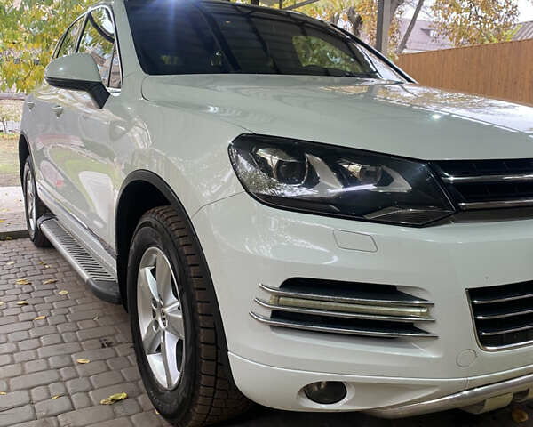 Білий Фольксваген Туарег, об'ємом двигуна 2.97 л та пробігом 165 тис. км за 23800 $, фото 1 на Automoto.ua